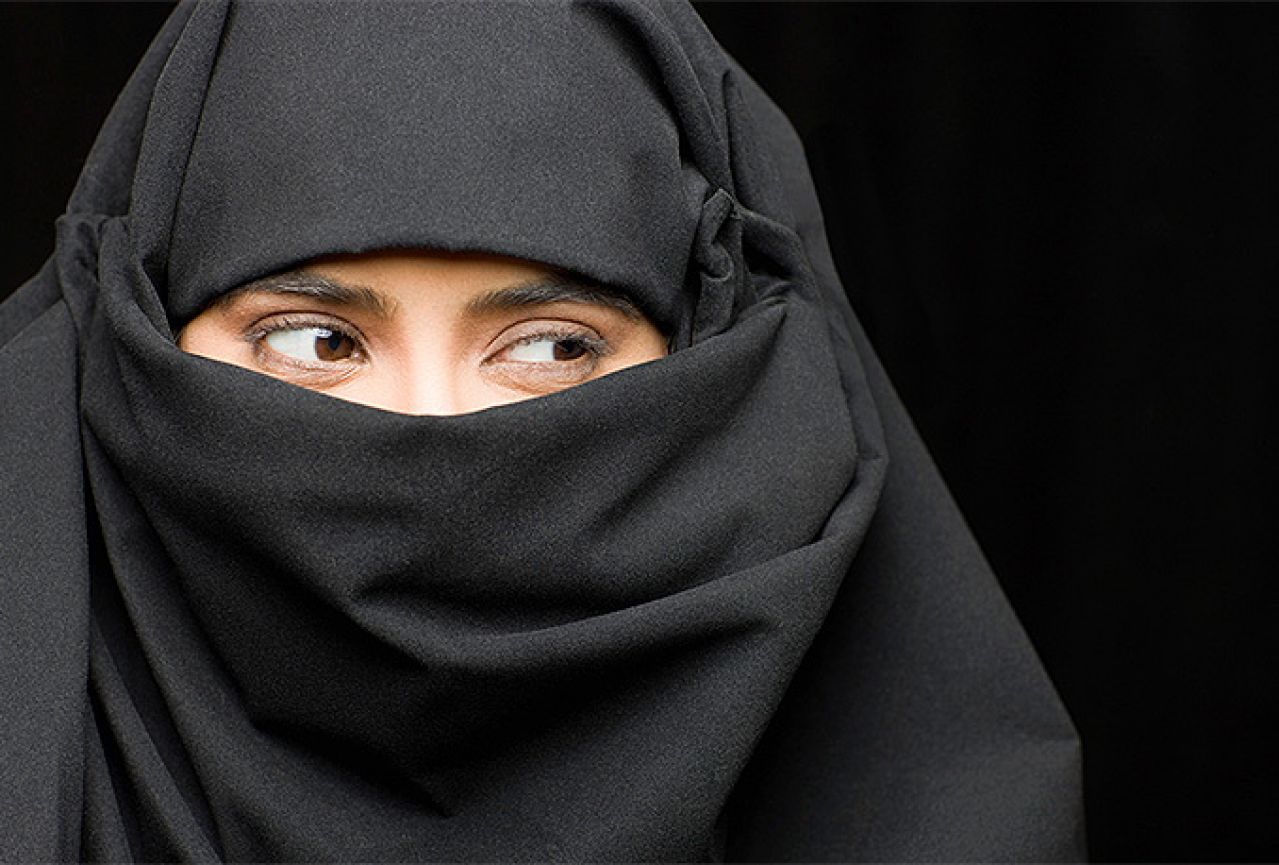 Predložena zabrana nošenja hidžaba i burke u školama