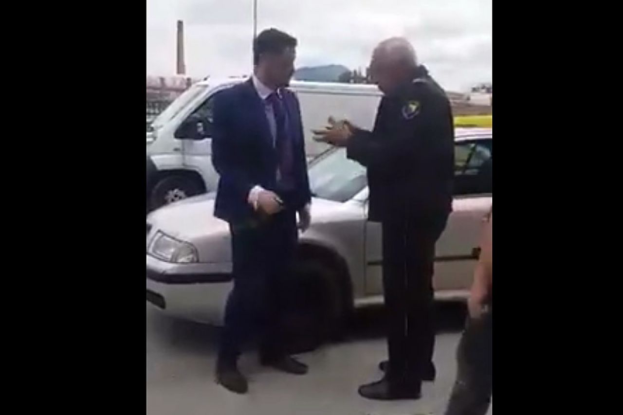 VIDEO | Nesvakidašnji sukob u BiH: Mladić stao policajcu pred auto
