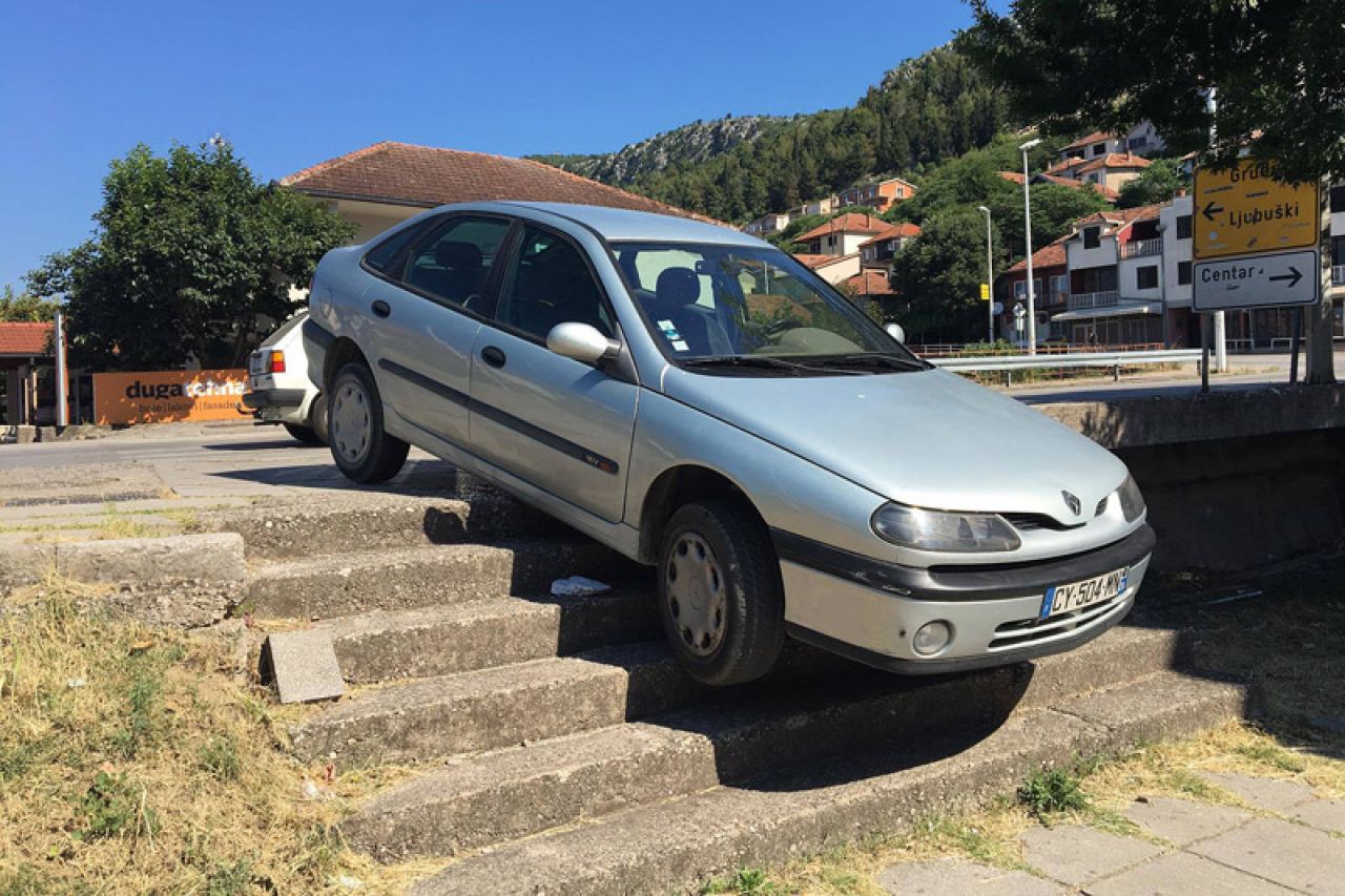 Čapljina: Nakon Mercedesa, i Renault završio na stepenicama kod crkve