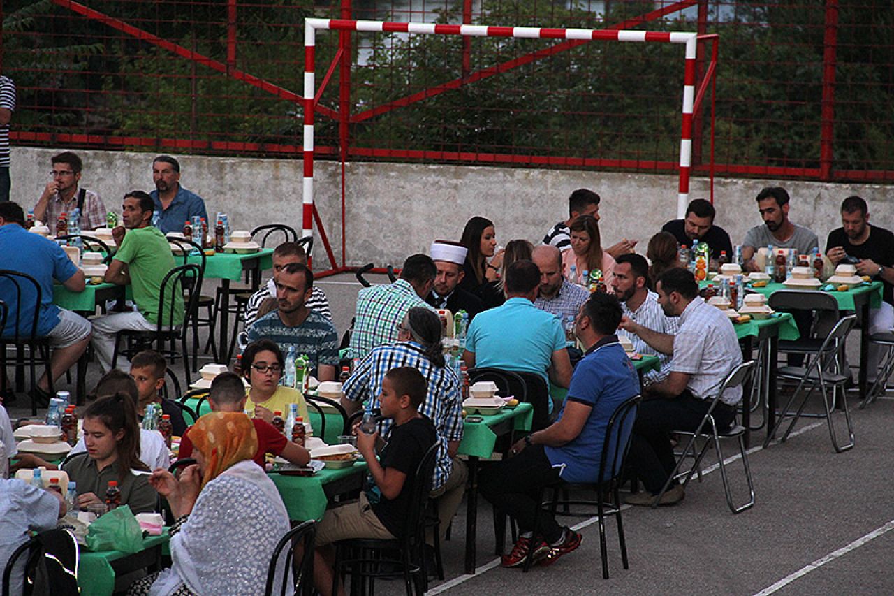 Mostar: Mahalski zajednički iftar