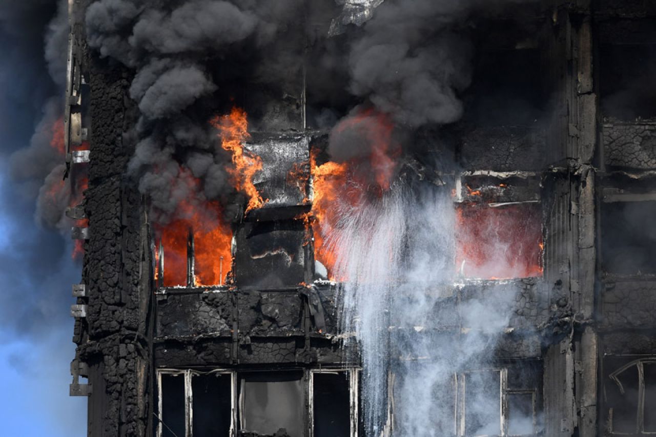 Broj mrtvih u požaru u Londonu porastao na 17, očekuje se da će i dalje rasti