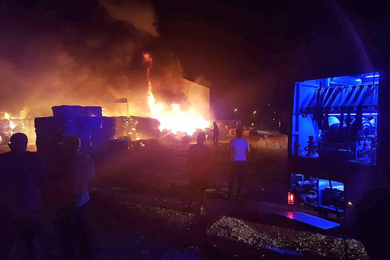  Požar u Albi gasilo 11 vatrogasaca sa 7 vatrogasnih vozila