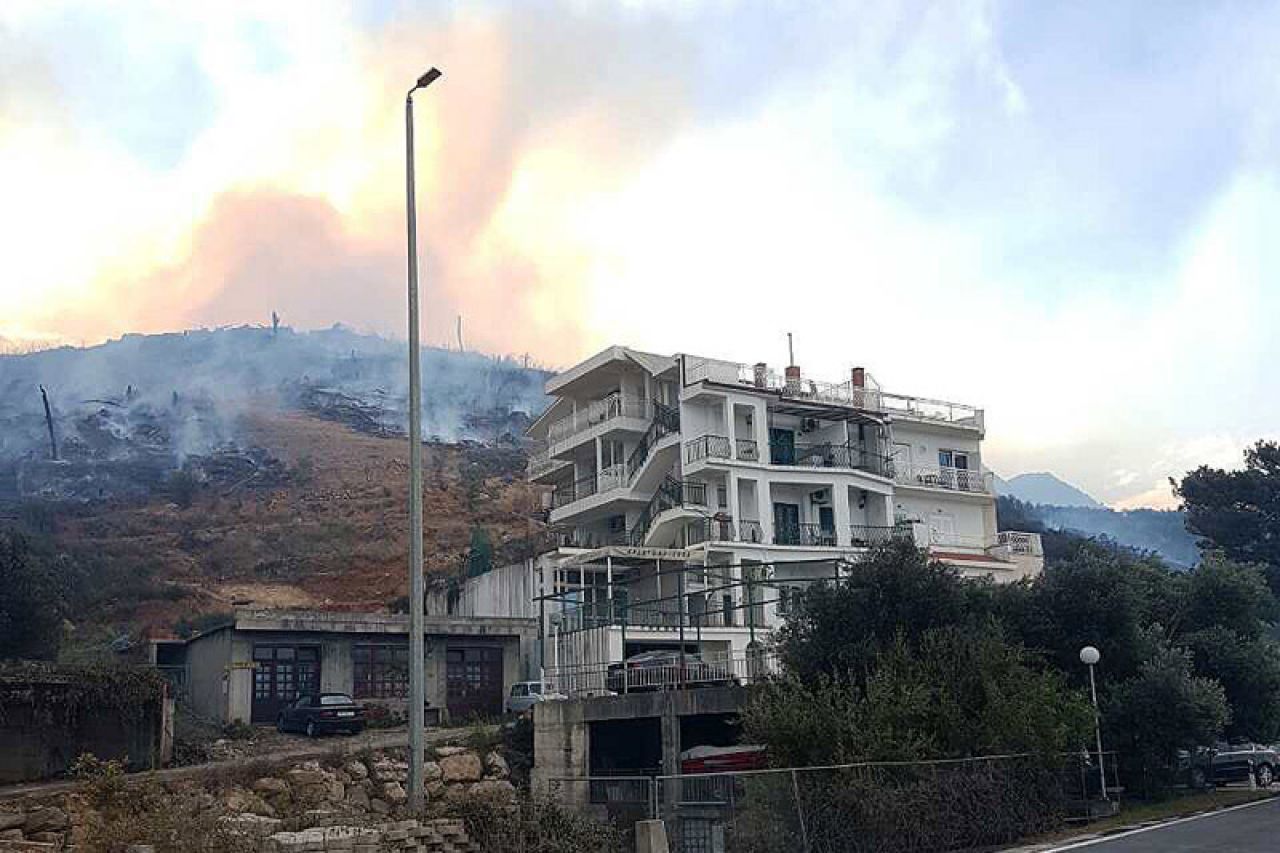 VIDEO | Veliki požar između Tučepa i Podgore, evakuiran hotel i dio stanovništva