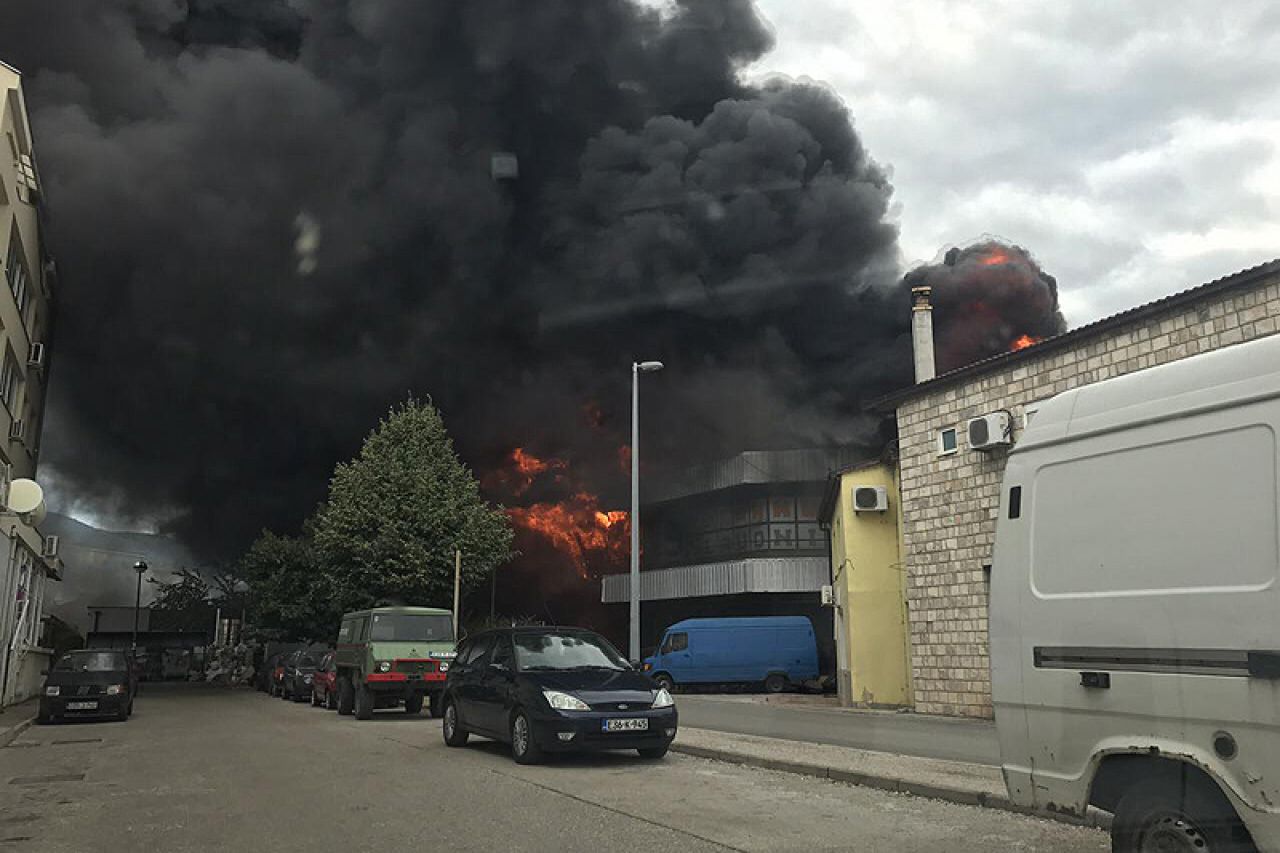 Mostar: Požar 'progutao' napuštenu zgradu na Rudniku