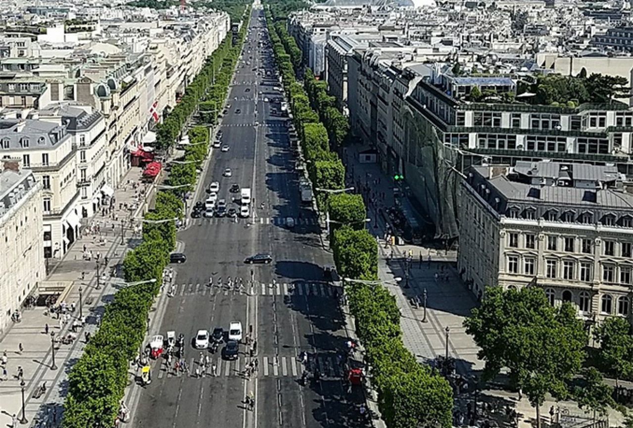 Naoružani vozač autom se zabio u policijski kombi u centru Pariza