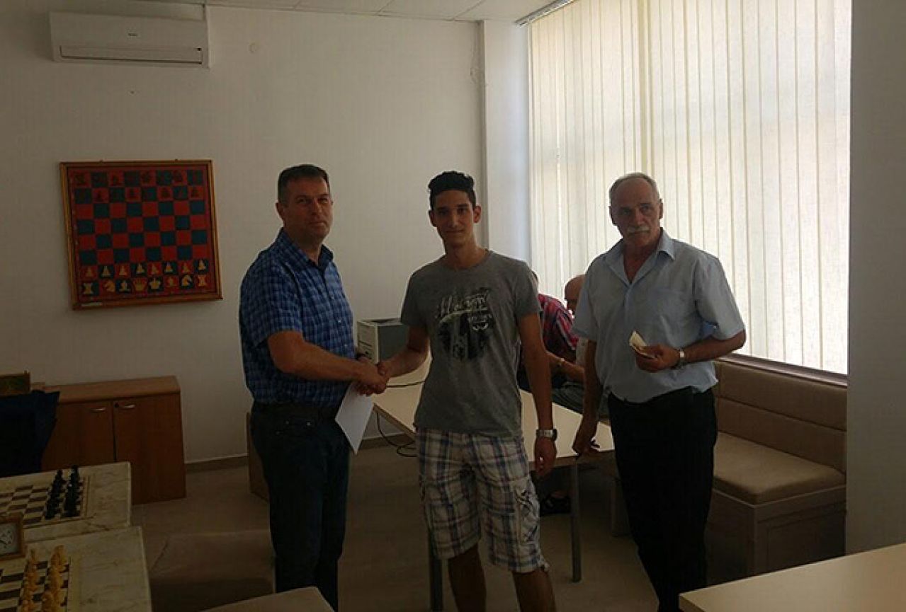Mostar: Šahisti odigrali još jedan turnir, najboljima uručene nagrade