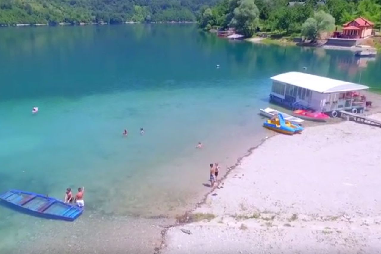 VIDEO | Prvi dan ljeta i prvi kupači na Jablaničkom jezeru