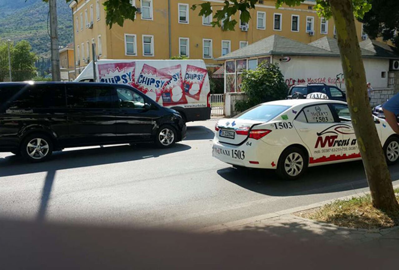 Mostar: Kombi udario u taksi vozilo