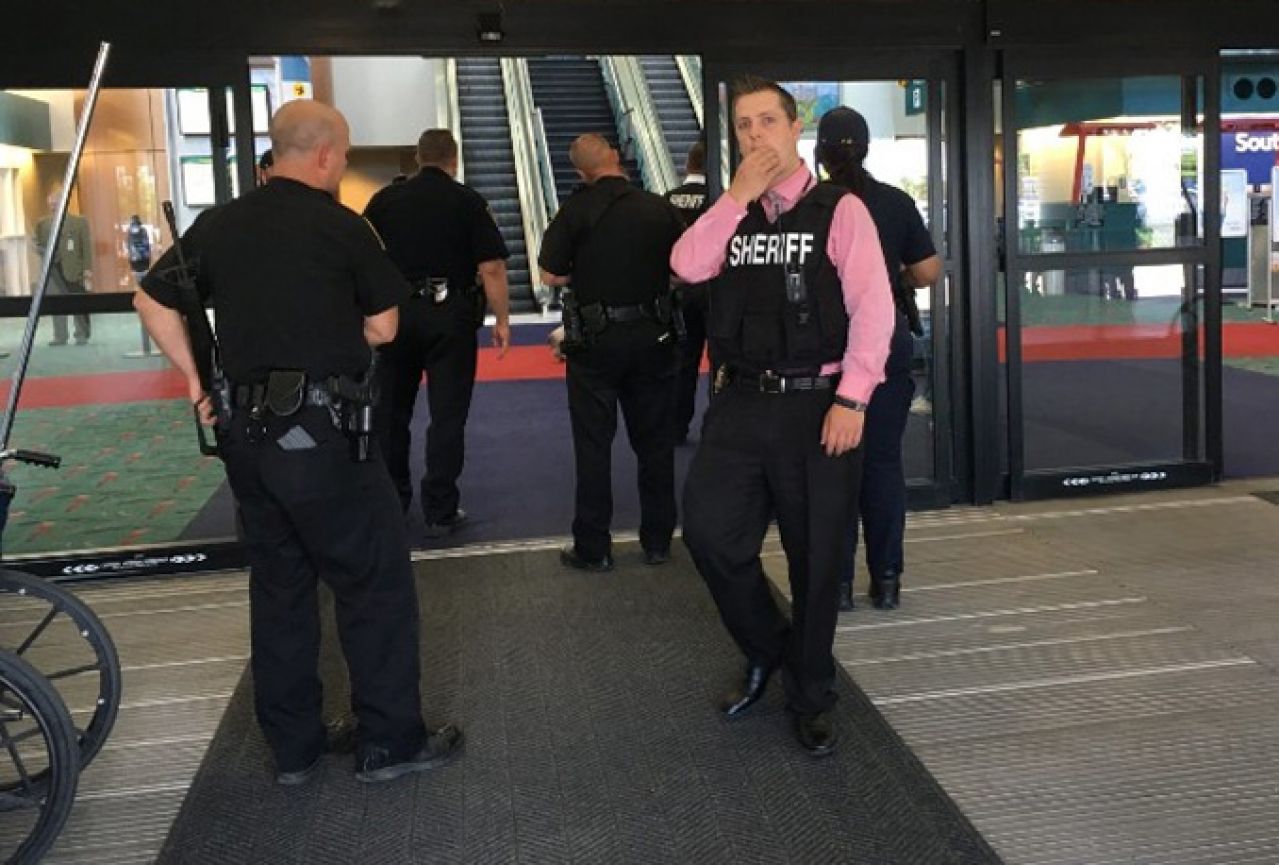 SAD: Policajac izboden na aerodromu, evakuirani svi putnici