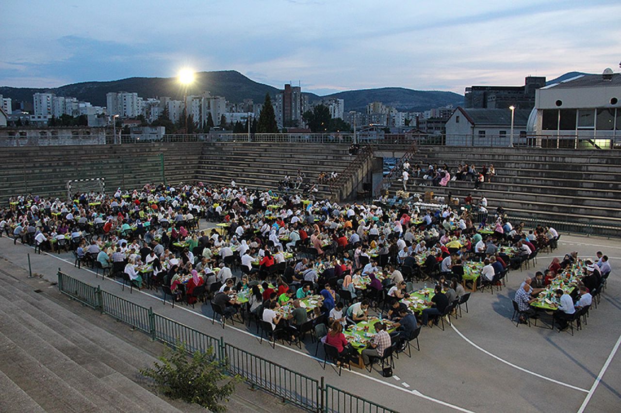 Mostar: Zajedničkim iftarom obilježena posebna noć u ramazanu