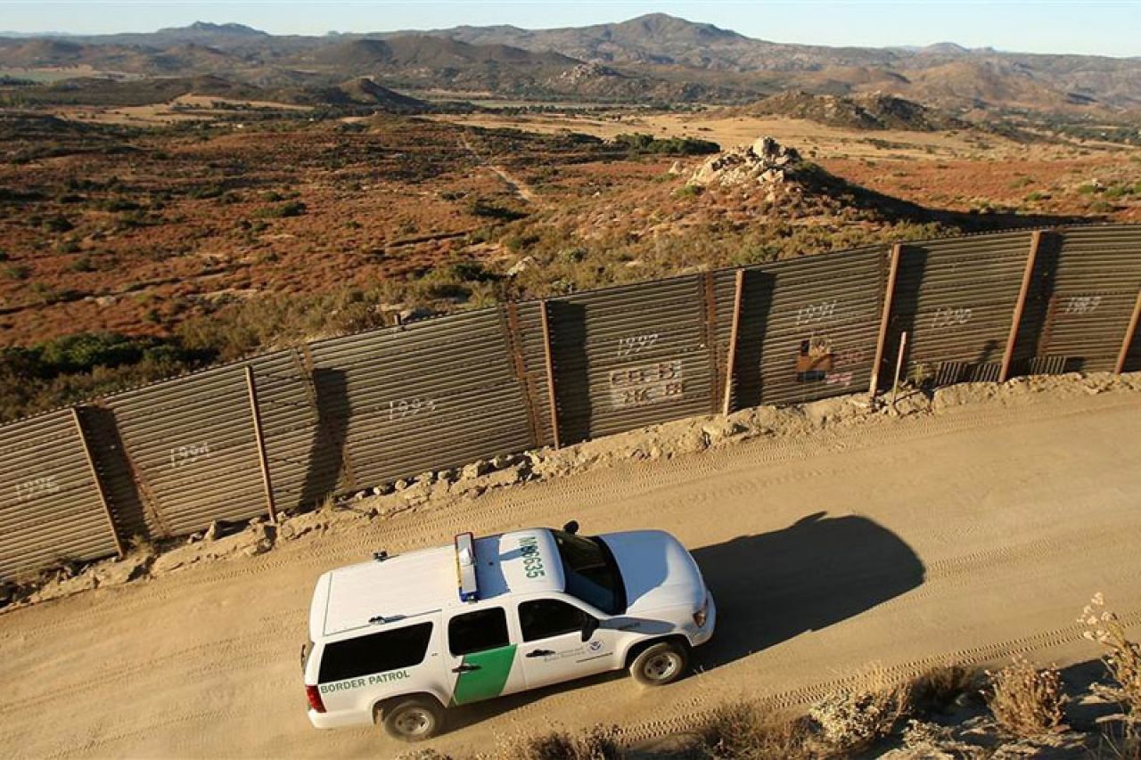 Trump planira zid na granici s Meksikom opremiti solarnim panelima