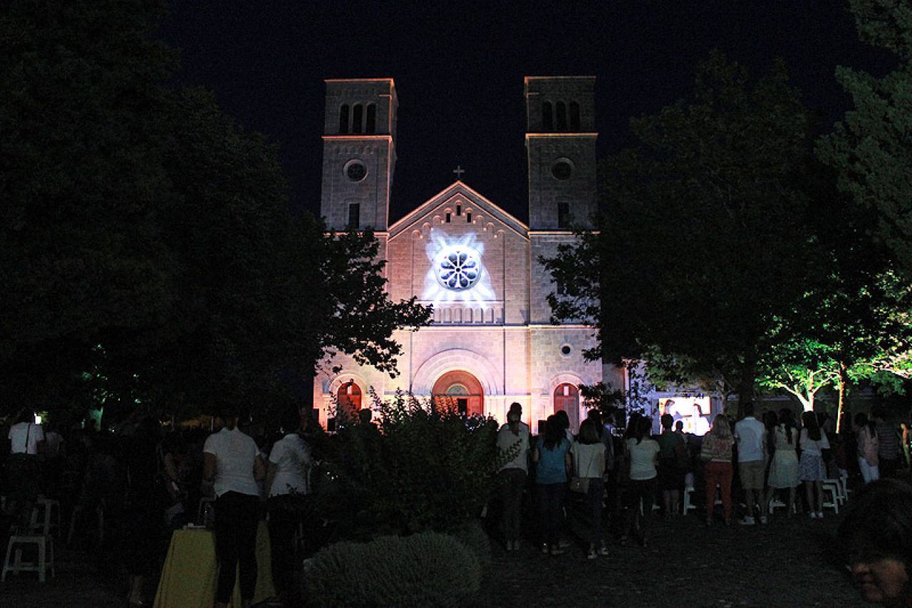 Ispred širokobriješke crkve održan humanitarni koncert duhovne glazbe