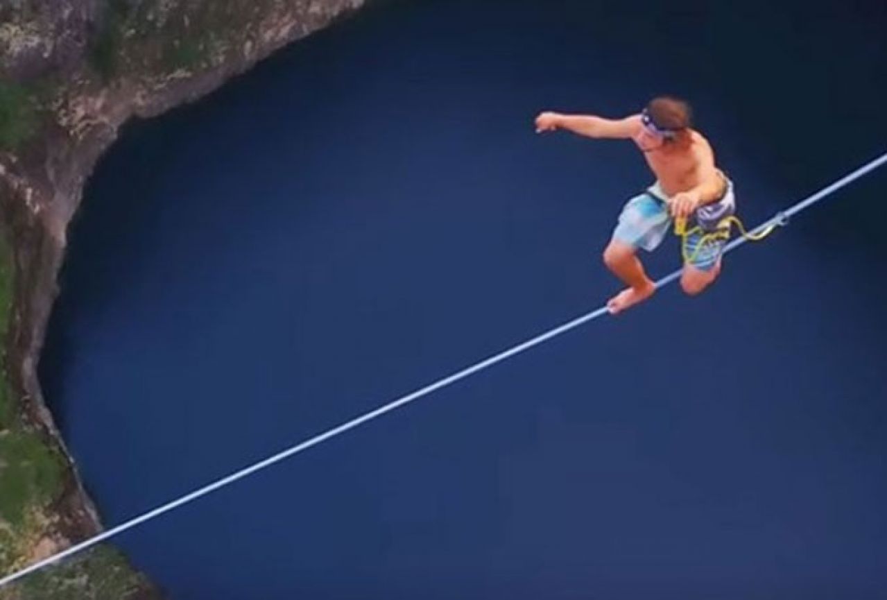 VIDEO | Austrijanci prešli provaliju iznad Crvenog jezera na žici