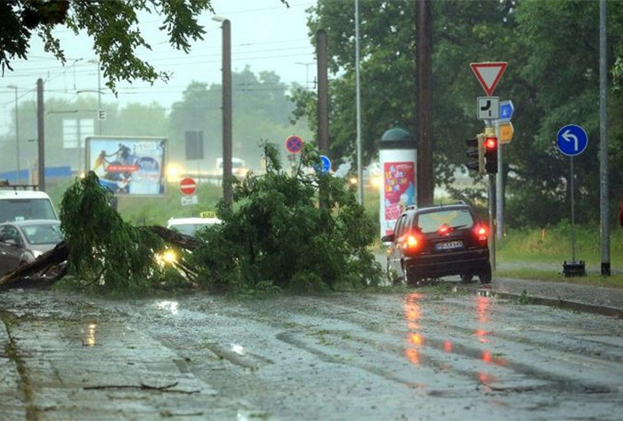 VIDEO | Oluja pogodila Njemačku: Dvoje mrtvih, kaos u prometu