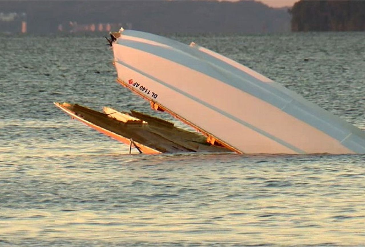 Nakon sudara s turističkim brodom, gliser udario u plažu punu kupača