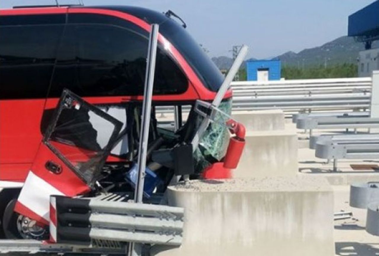 GP Bijača: Autobus pun turista zabio se u zaštitnu ogradu