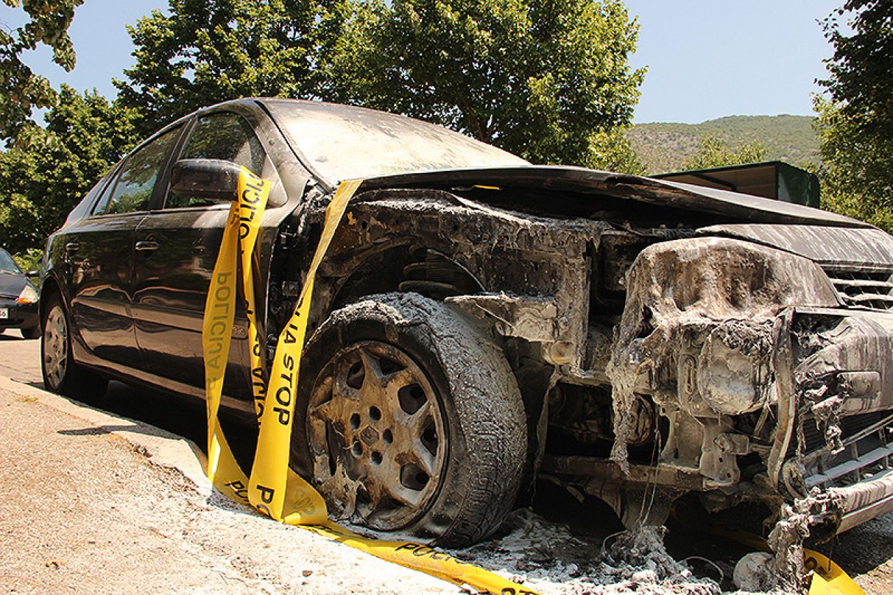 U Mostaru zapaljen automobil