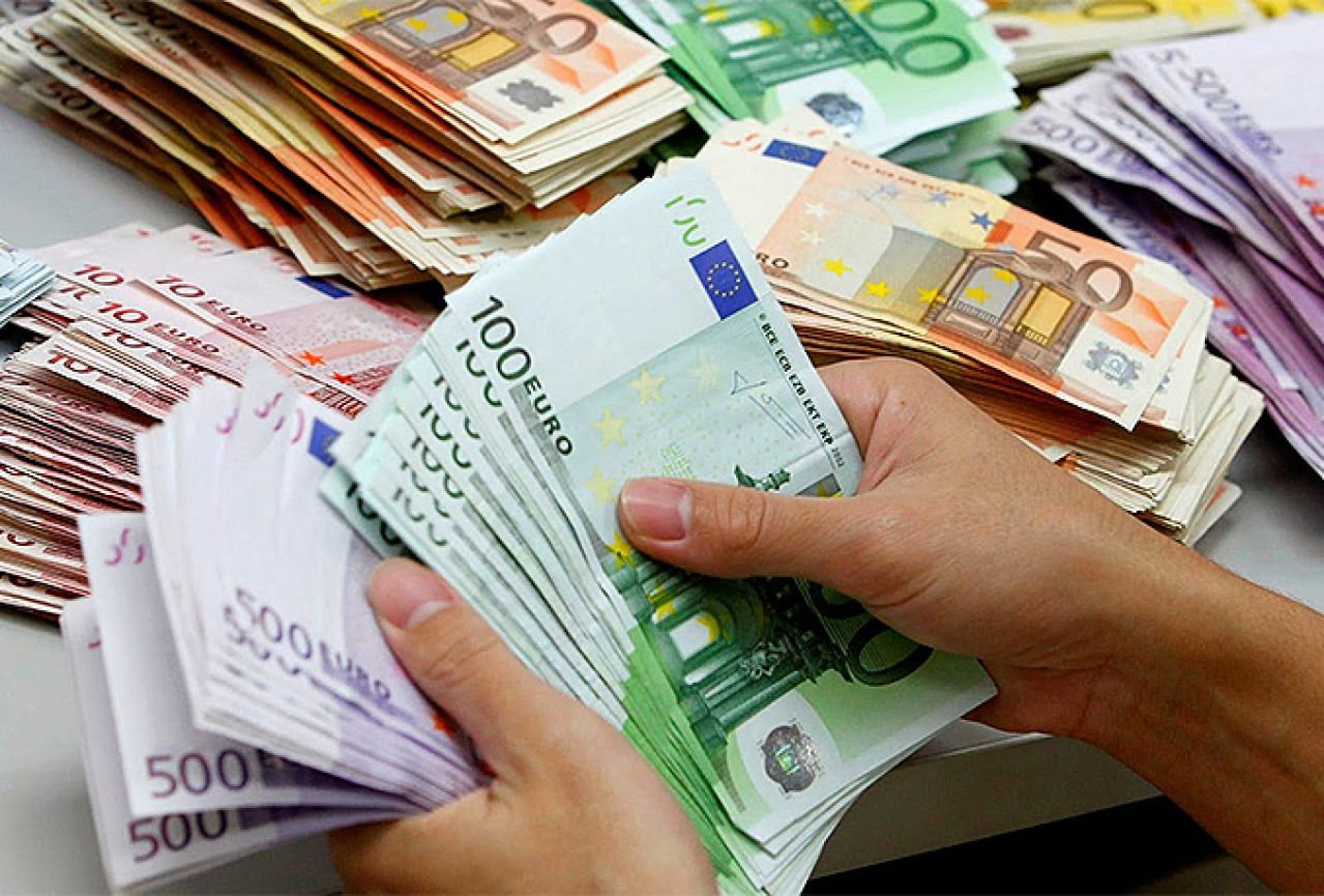 Turčin u alu foliji pokušao iznijeti preko 90 000 eura iz države 