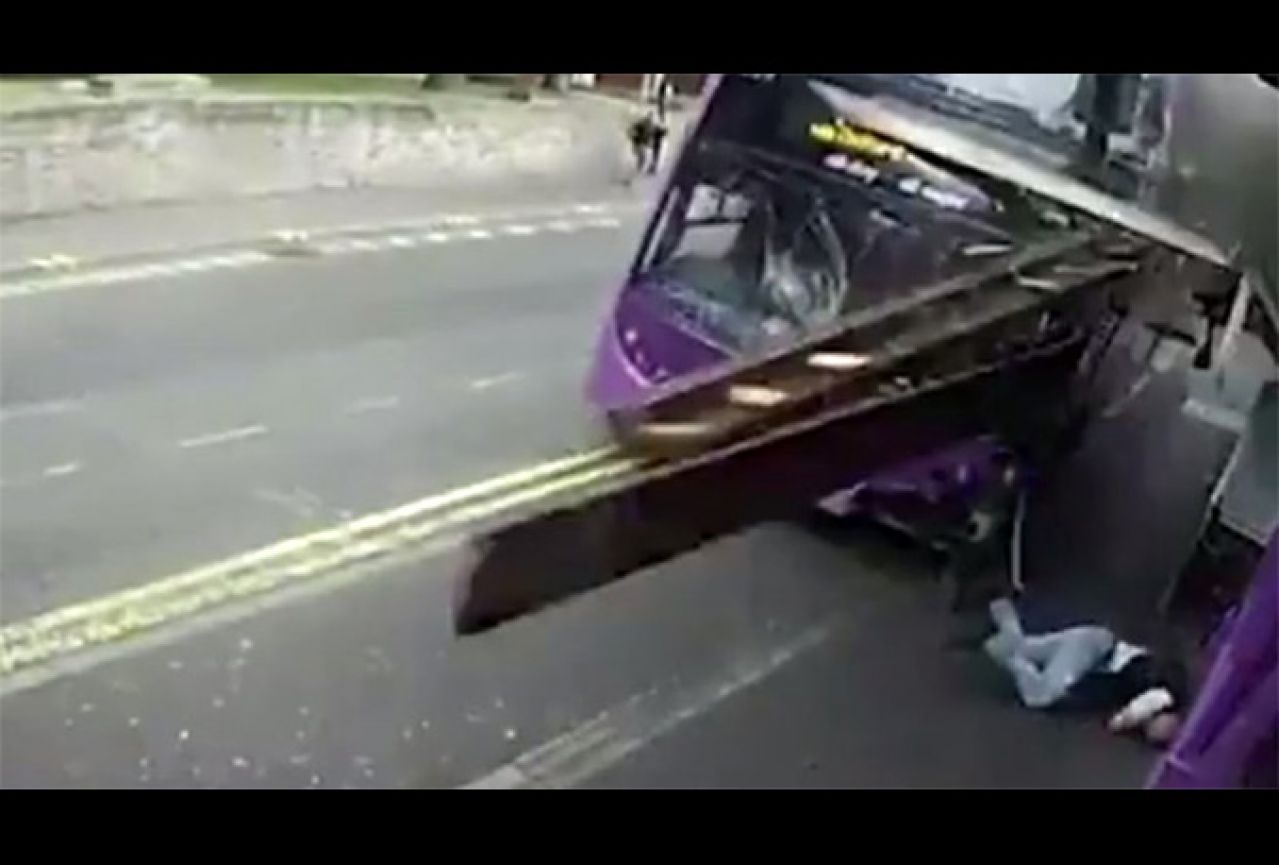 VIDEO | Udario ga autobus na kat, a on samo ustao i otišao na pivo