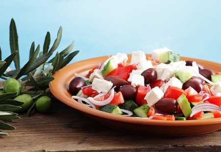 https://storage.bljesak.info/article/203647/450x310/mediteranska-hrana-salata.jpg
