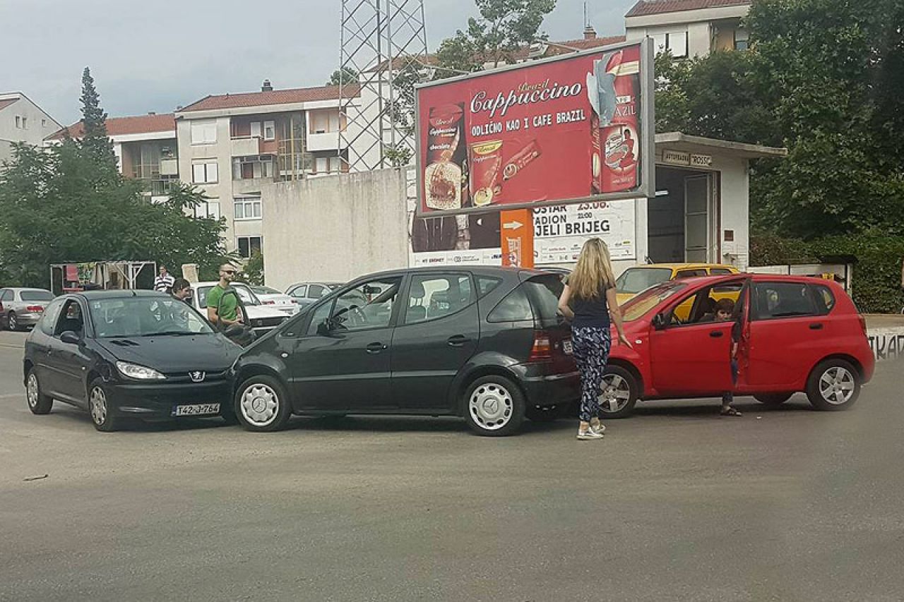 Mostar: Sudar tri automobila