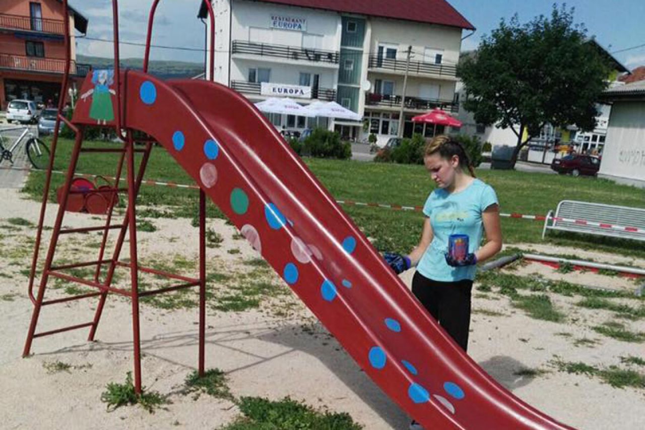 Srednjoškolci ukrasili dječji park u Tomislavgradu