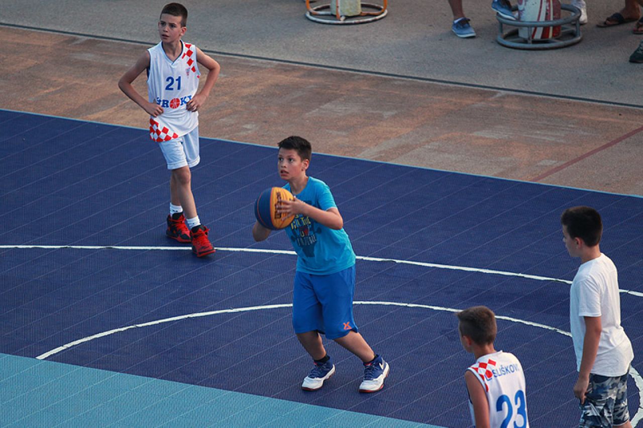 U Širokom Brijegu počeo peti turnir u uličnoj košarci