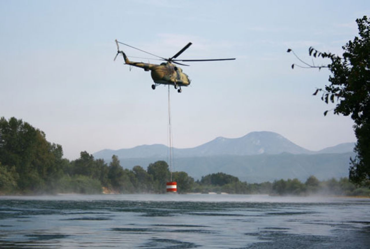 Požar na Čvrsnici i dalje aktivan, odgođeno polijetanje helikoptera