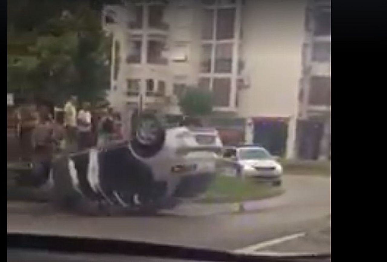 VIDEO | Čapljina: Automobil se prevrnuo na krov