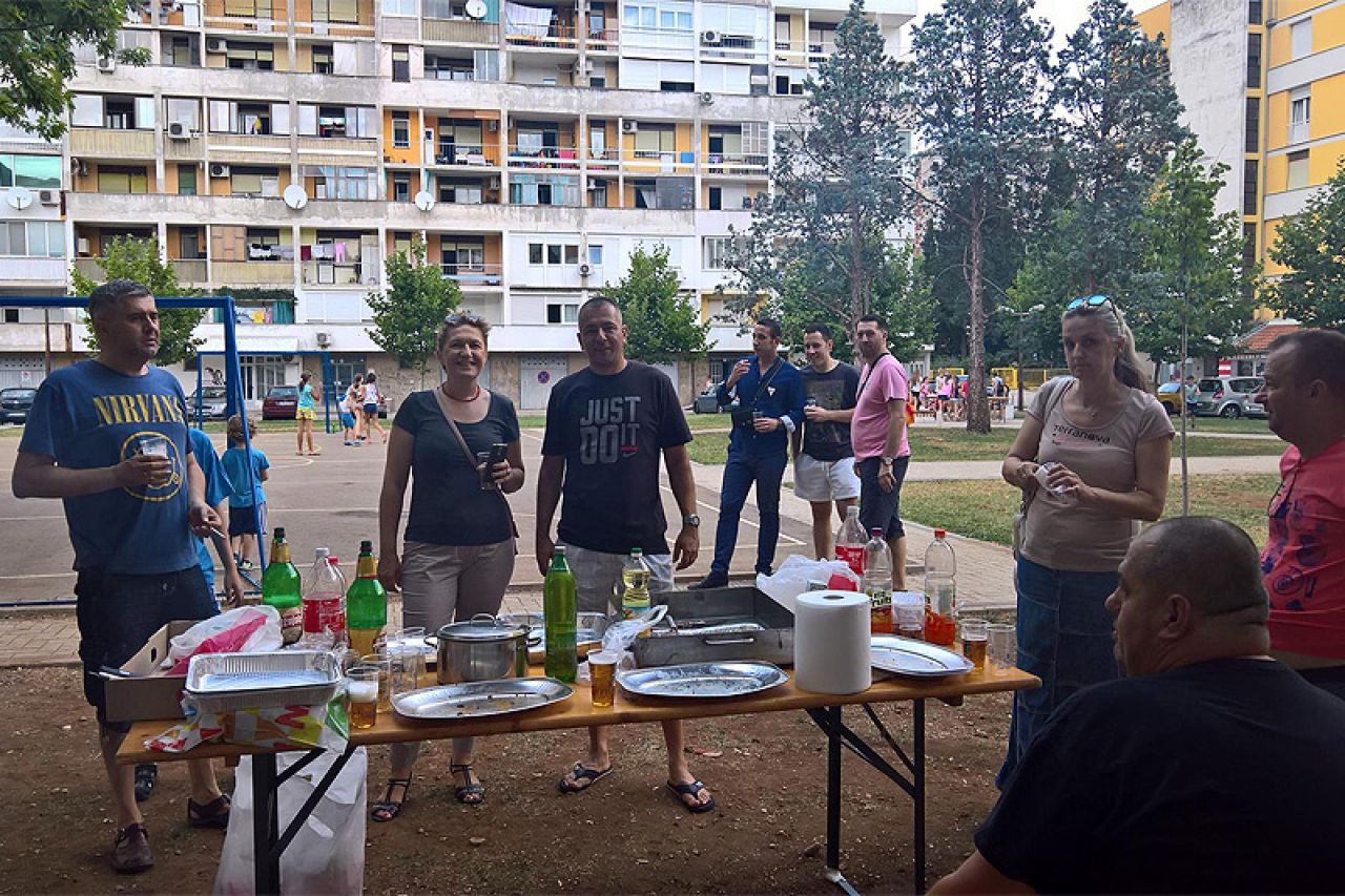 Stanovnici ''Eksperimenta'' roštiljali u čast obnovljenog igrališta
