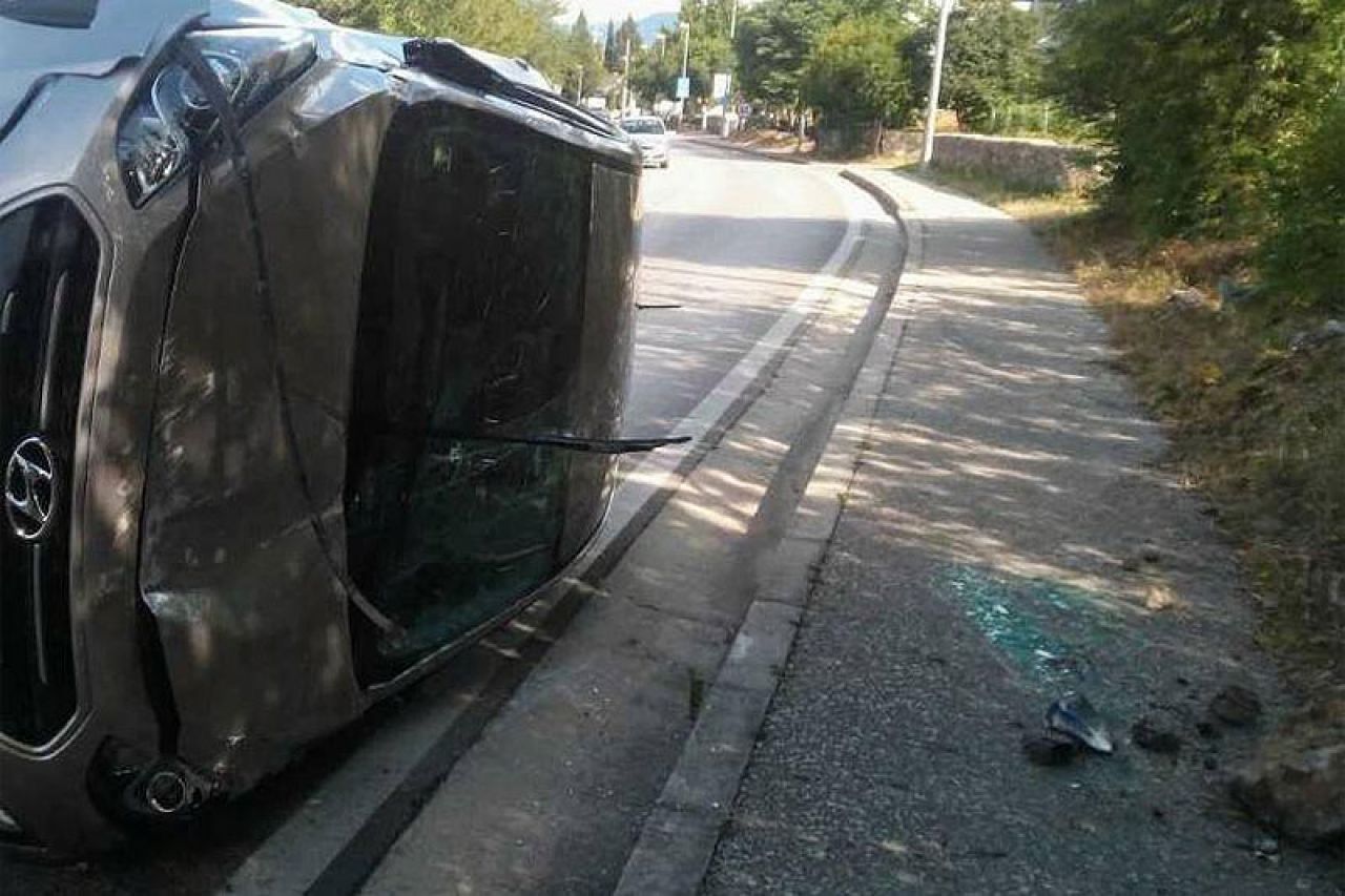Široki Brijeg - Mostar: Prevrnuo se automobil