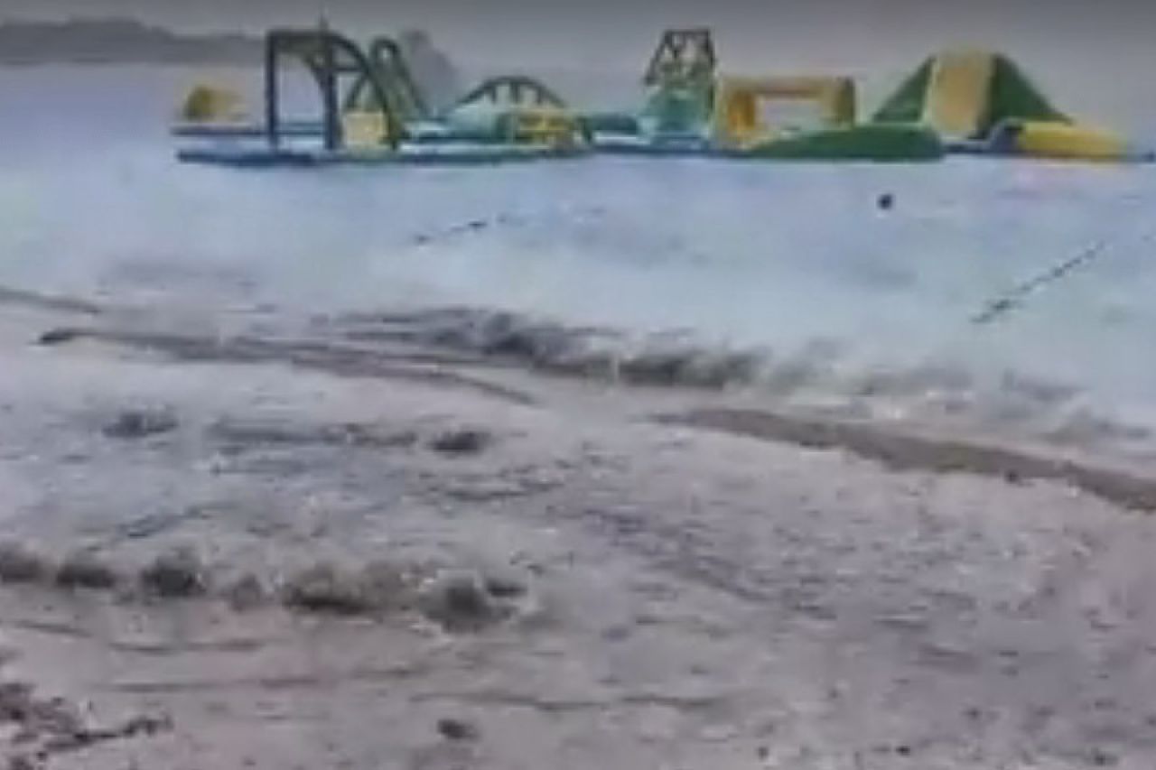 VIDEO | Gradskom plažom u Makarskoj plivaju fekalije