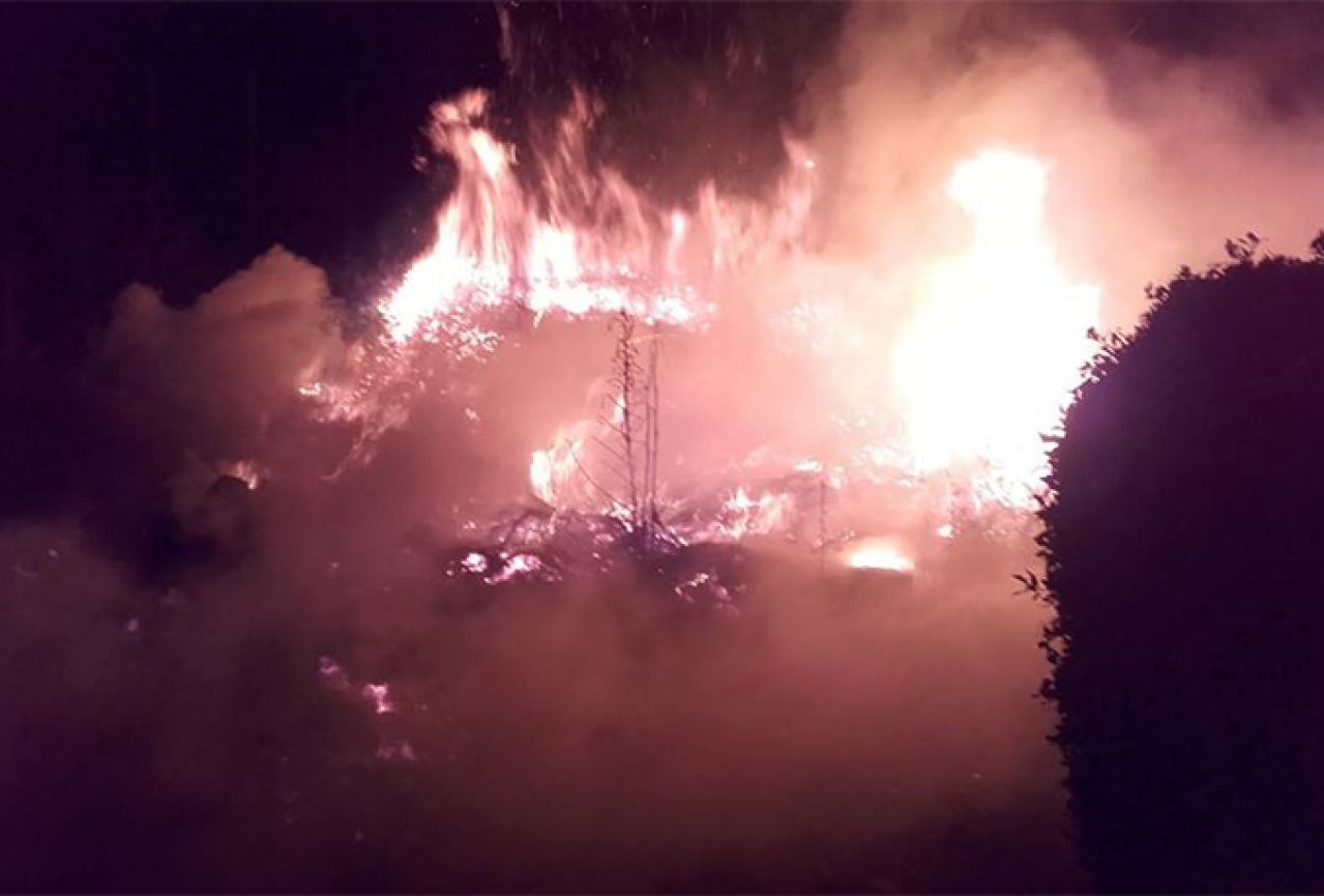 Mostar: Brzom intervencijom vatrogasaca ugašen požar pored škole