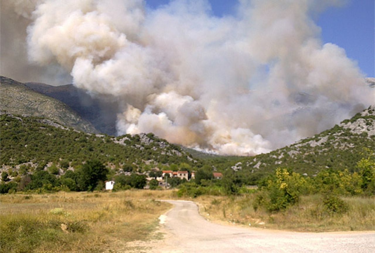 Neum: Vatrogasci se bore sa požarom na miniranom području