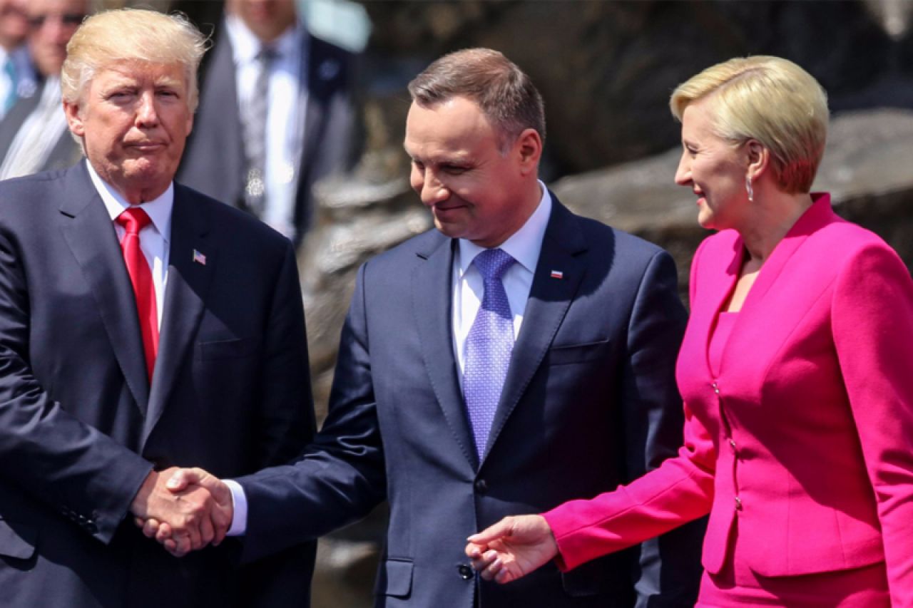 Supruga poljskog predsjednika ignorirala Trumpa kad se pokušao rukovati s njom