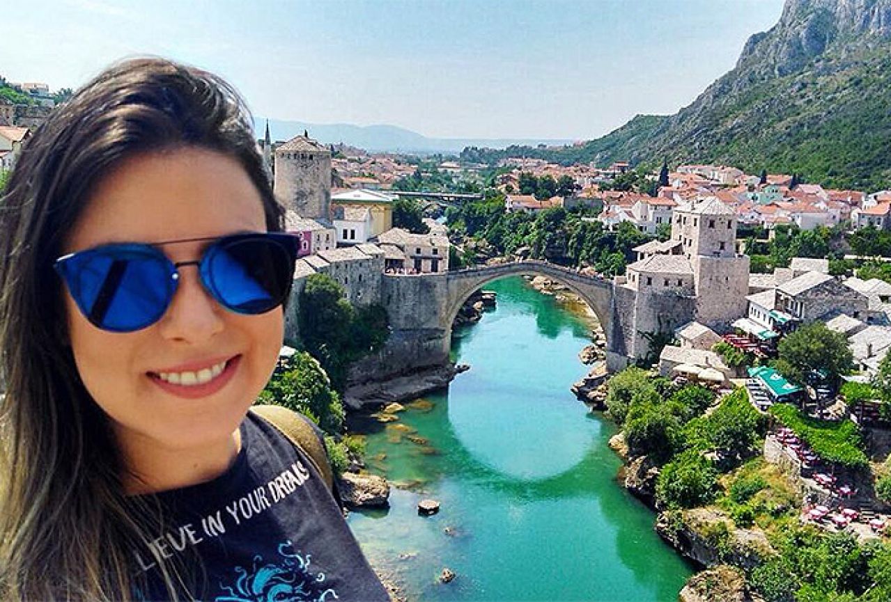 VIDEO | Atraktivna Brazilka promovira Mostar
