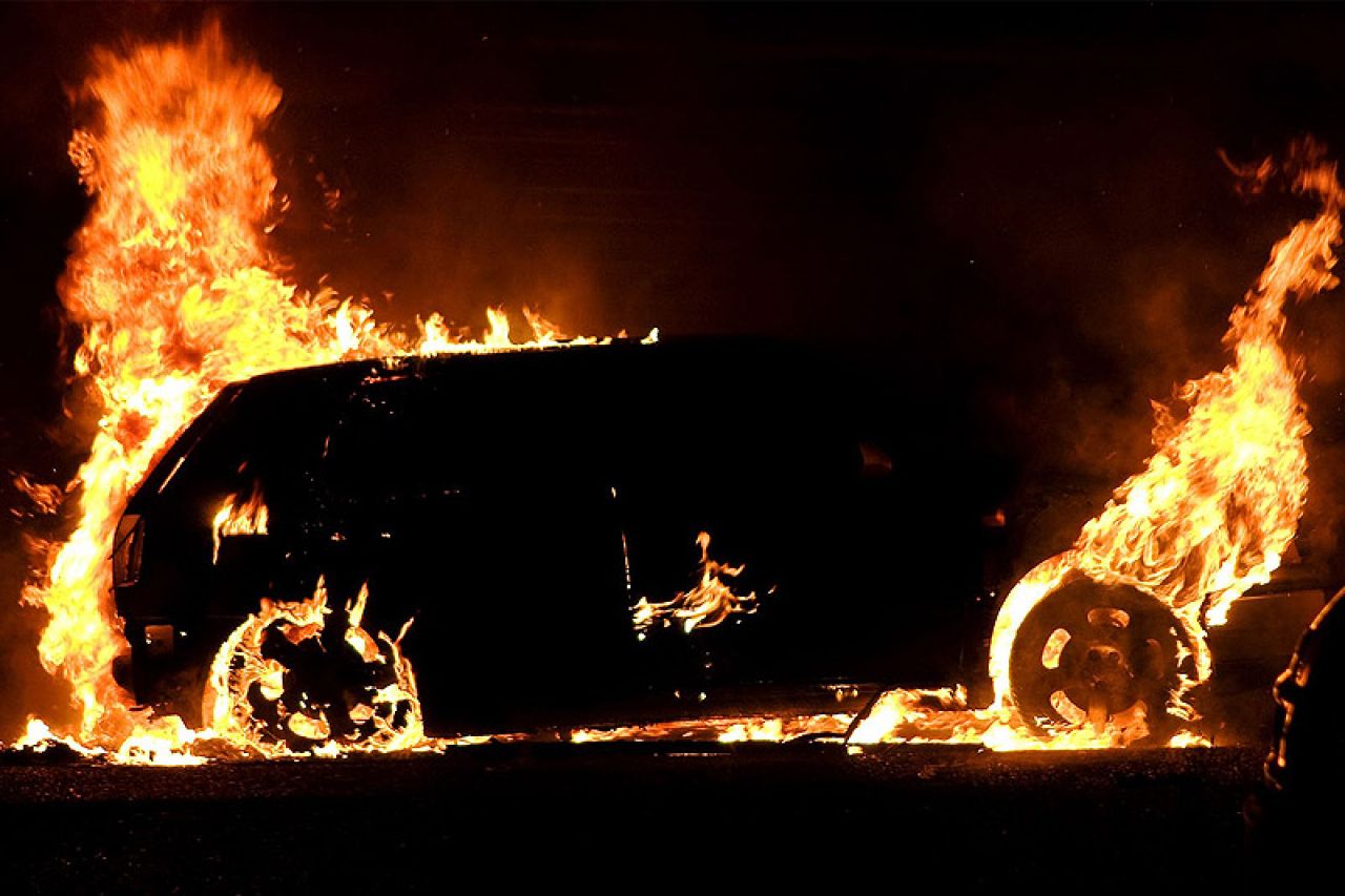 Široki Brijeg: U podmetnutom požaru u potpunosti izgorio automobil