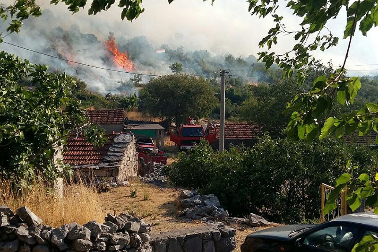 Požar između Ravnog i Neuma širi se prema selu Trebimlja