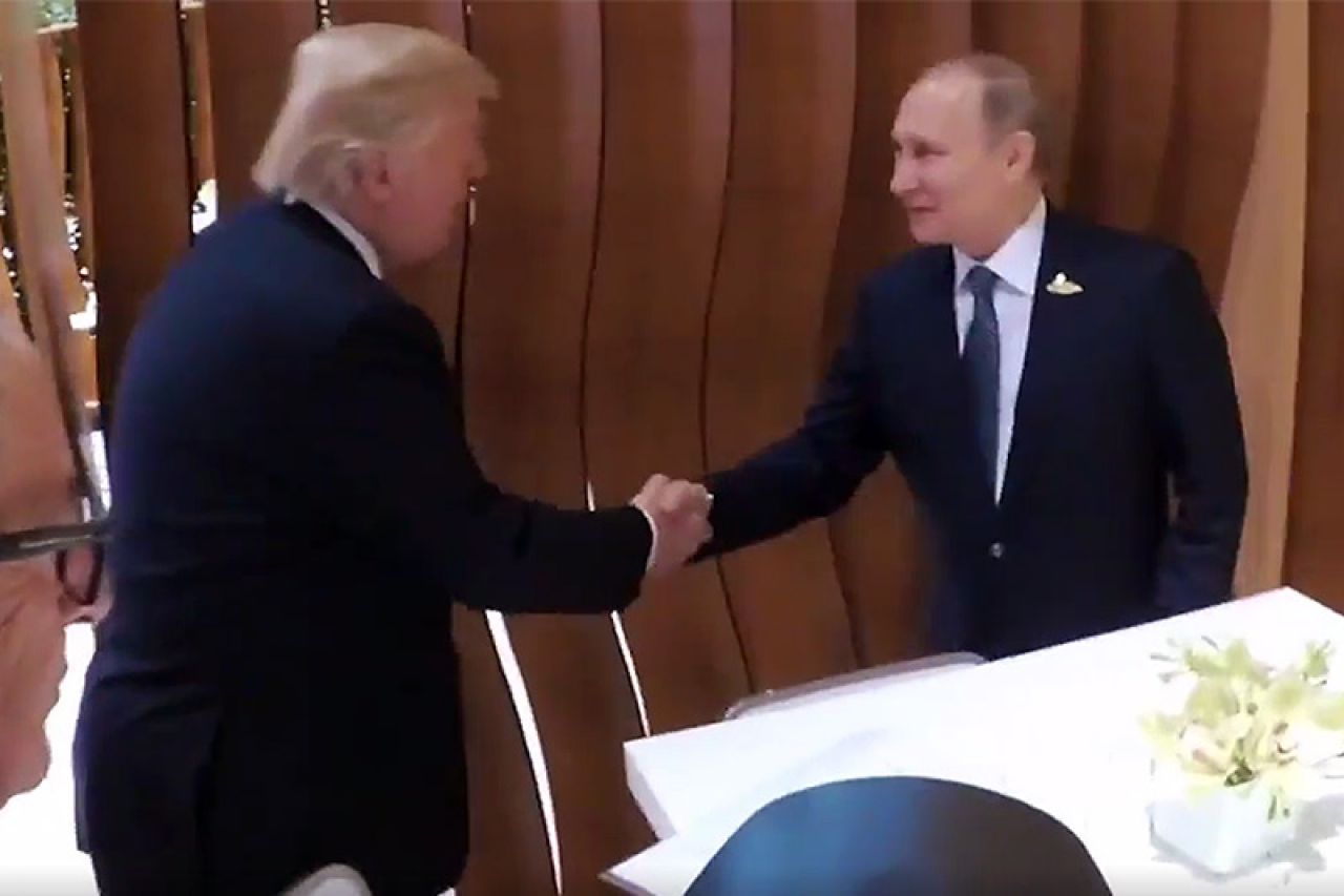 Povijesno rukovanje Trumpa i Putina
