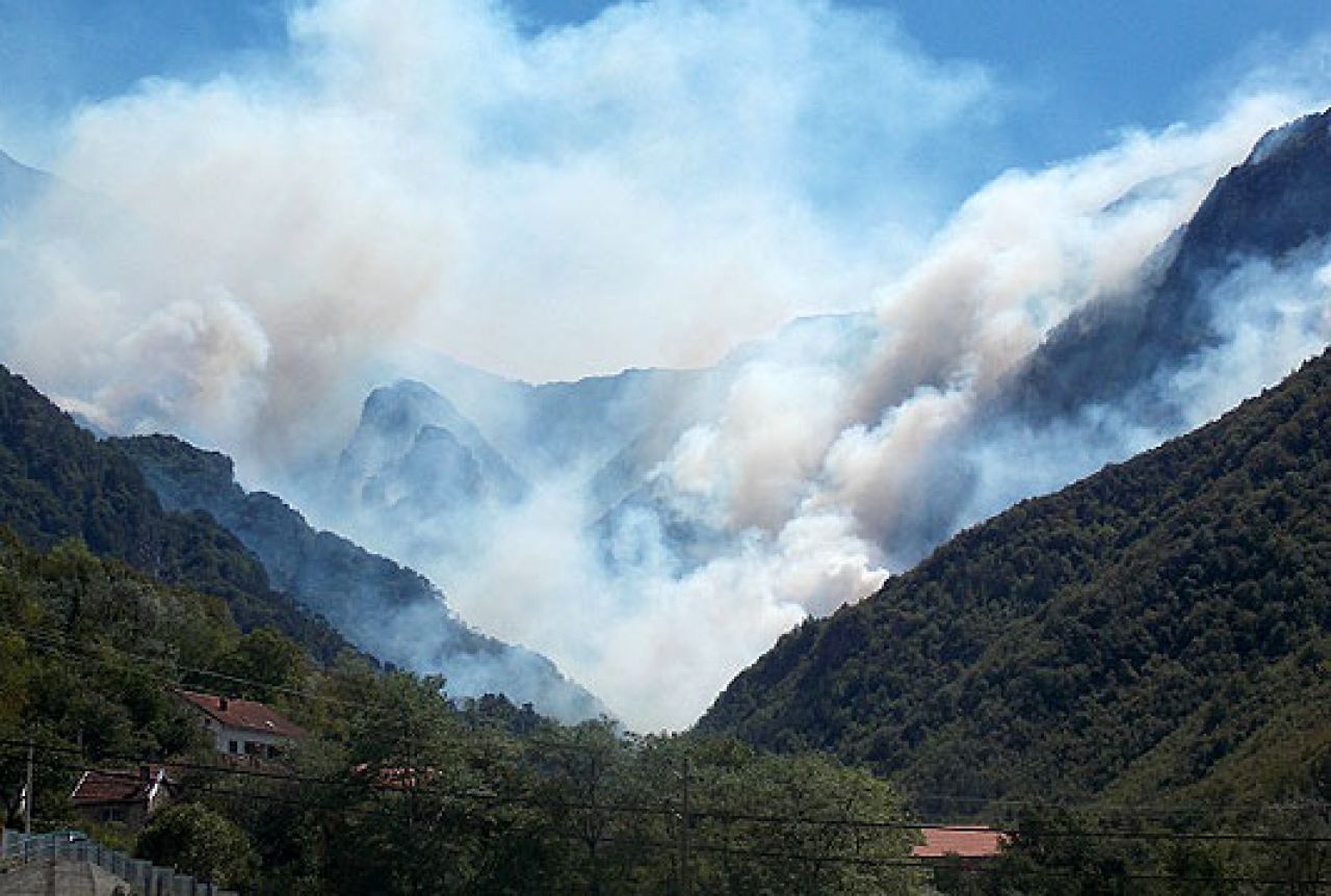 Požar na Čvrsnici i dalje aktivan