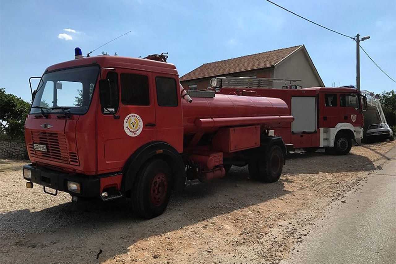 Miljkovići: Vatrogasci spremni u slučaju da vjetar okrene požar prema kućama
