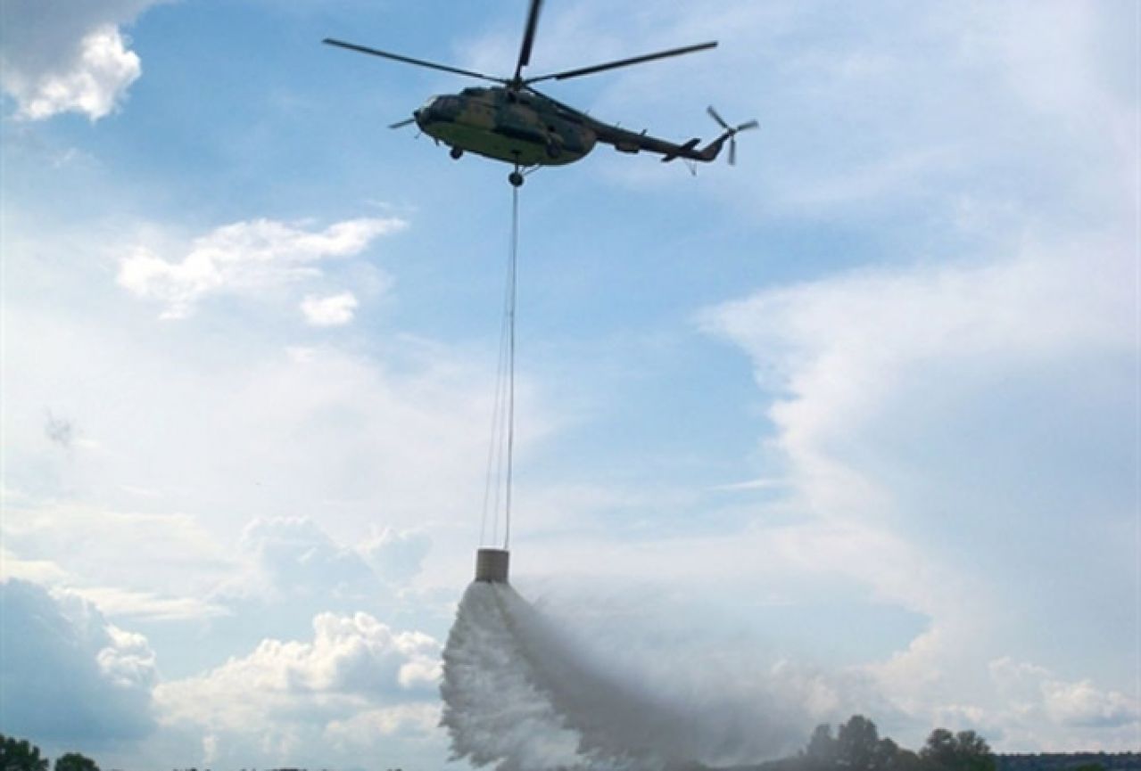 Uz pomoć helikoptera OS BiH ugašen požar u Ravnom