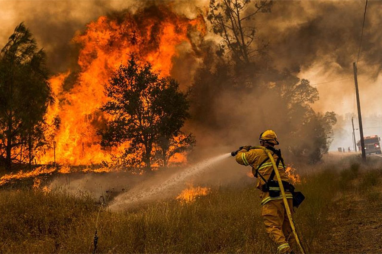 Kalifornija: Tisuće hektara šume zahvaćeno požarima