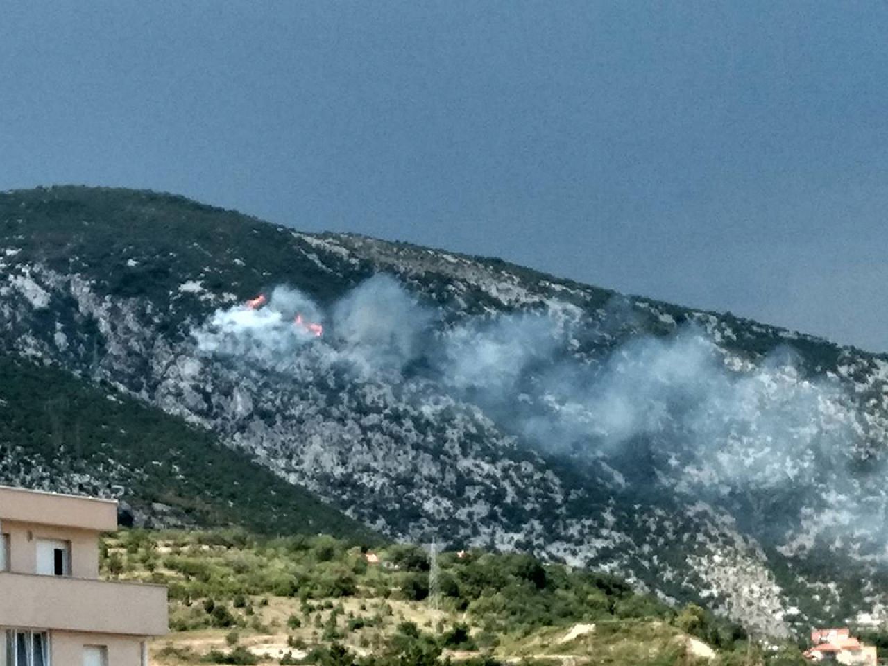 Grom izazvao požar na brdu iznad Mostara