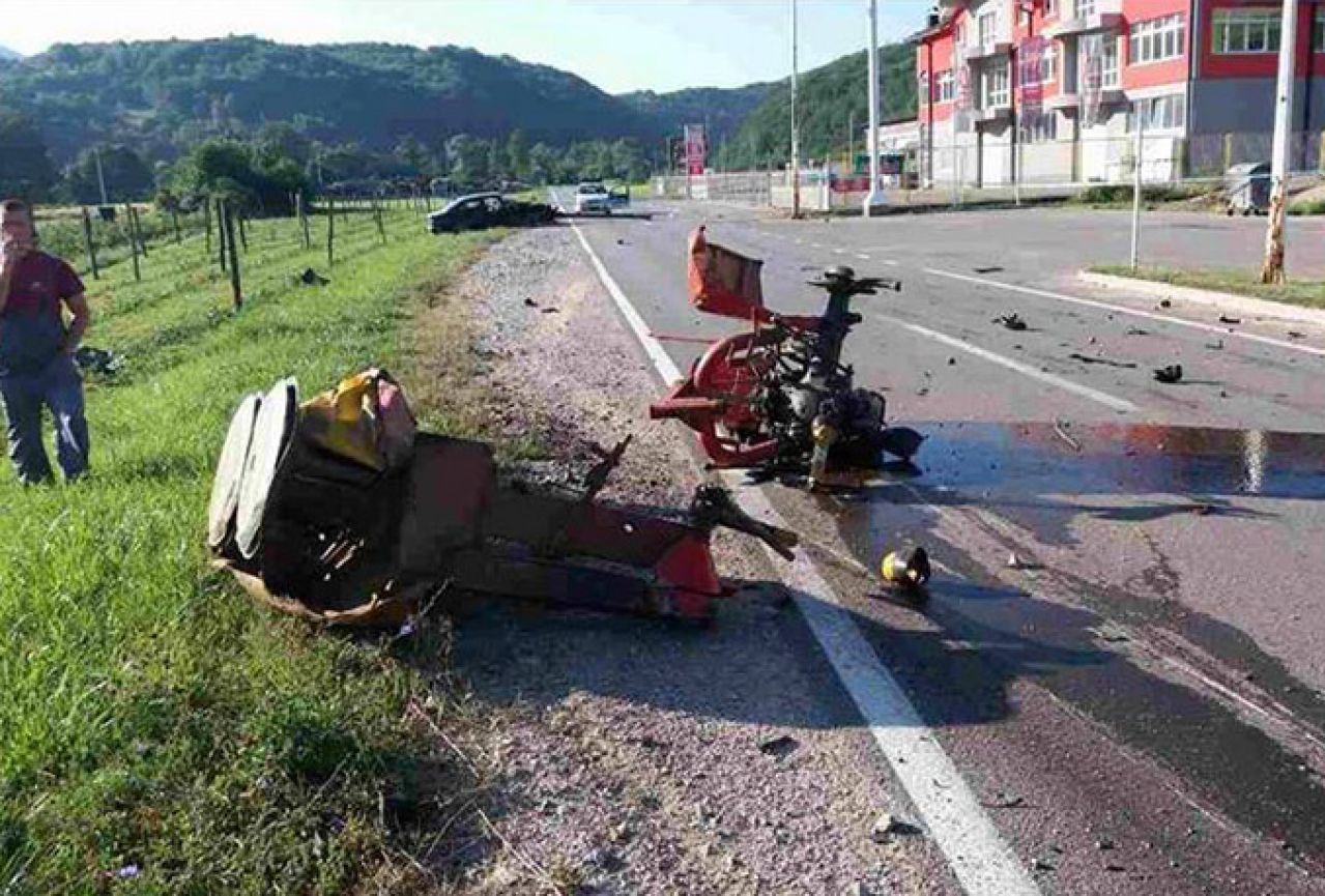 Teška nesreća: Autom prepolovio traktor, jedna osoba teško ozlijeđena