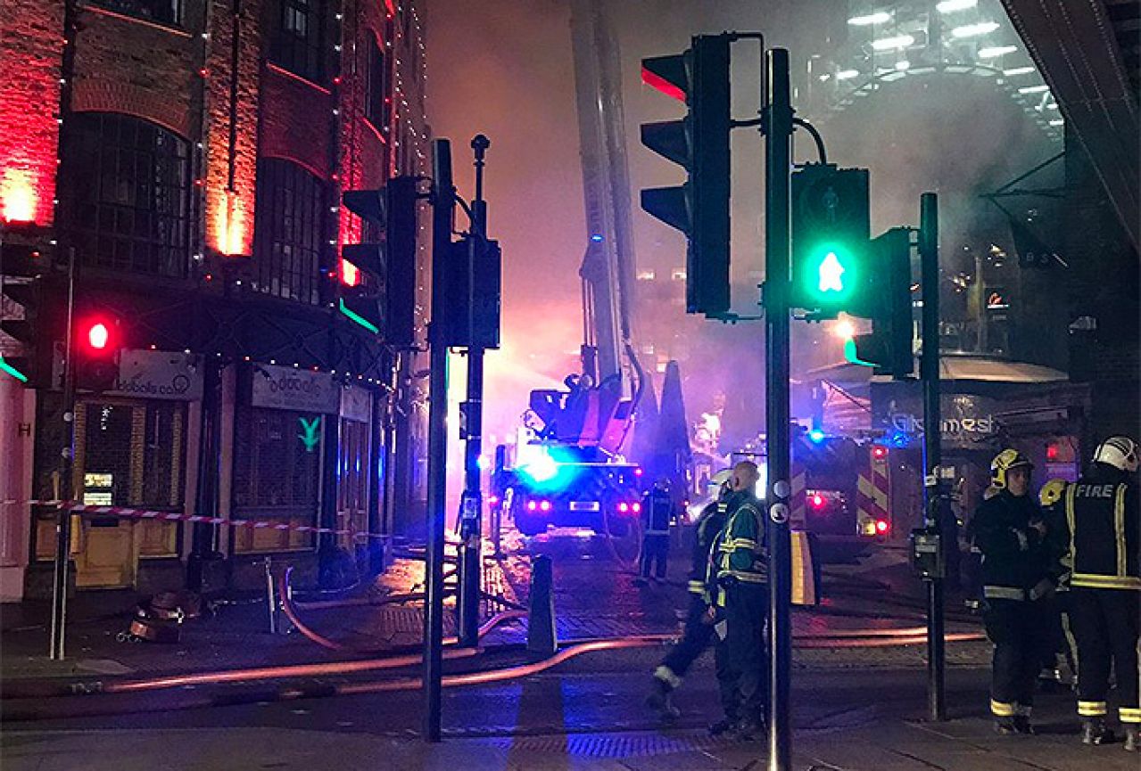 Požar u Londonu: Turistička atrakcija u plamenu
