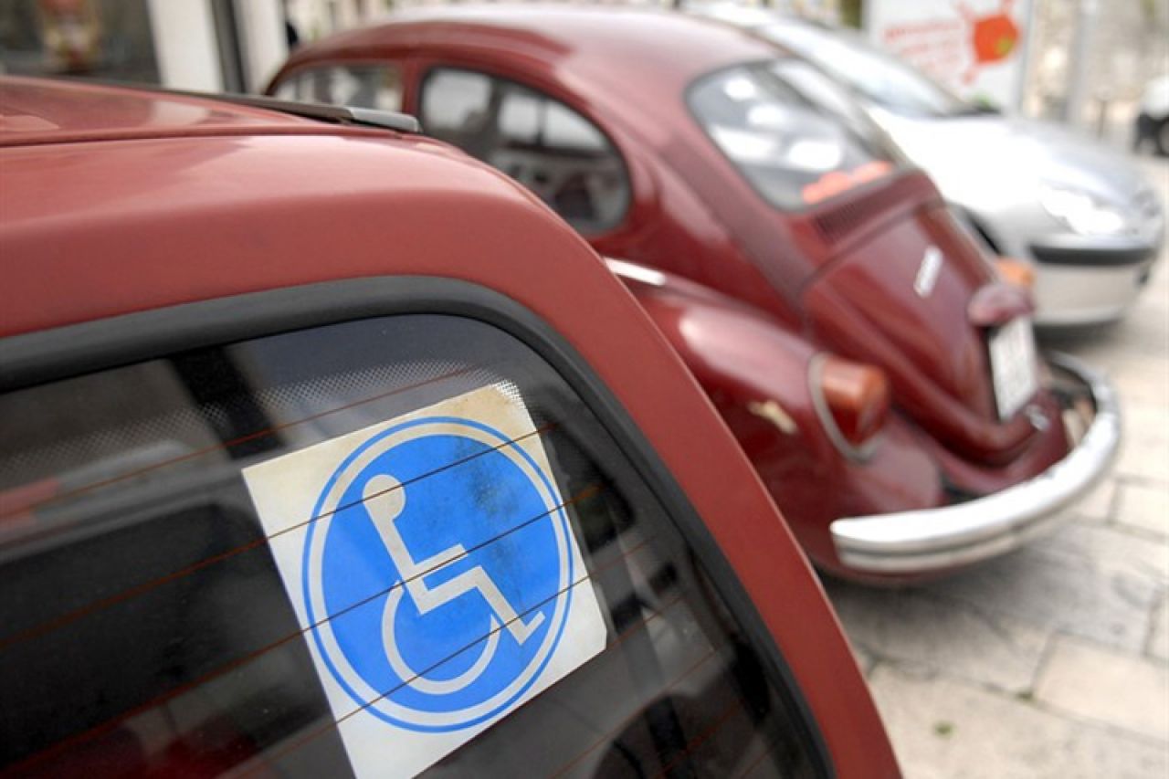 Invalidna osoba može uvesti automobil bez plaćanja carina i PDV-a