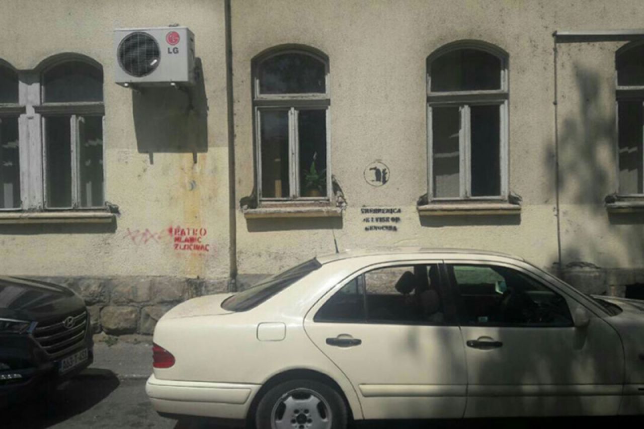 Išarali zgradu Ustavnog suda RS u središtu Banja Luke grafitima o Srebrenici 