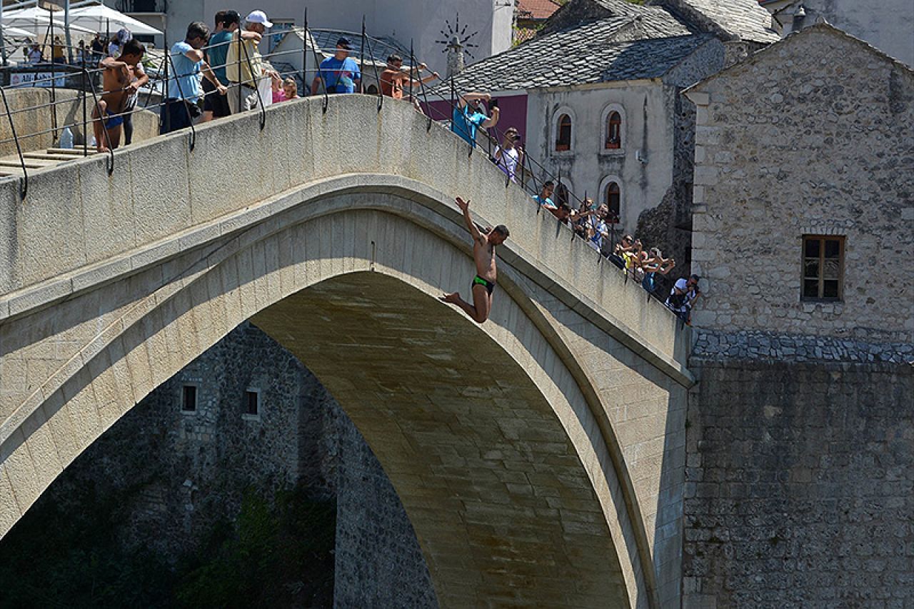 Tuga i u Mostaru: Skokom u Neretvu odana počast srebreničkim žrtvama