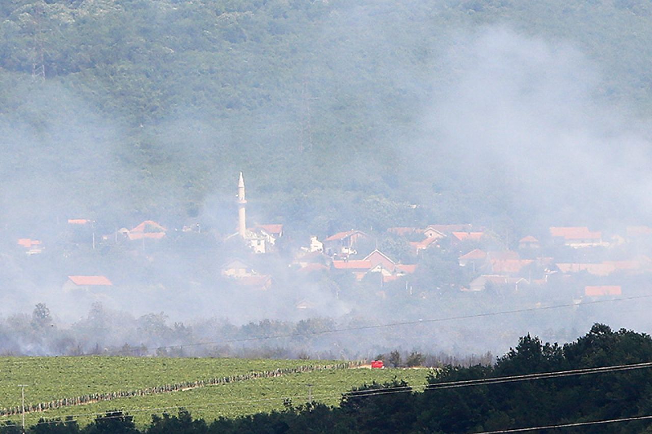 Vatrogasci i mještani obranili kuće od vatre u bjelopoljskoj kotlini